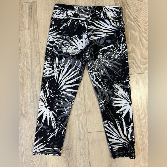 Fabletics women’s Black and White Patterned  Capri Leggings - Picture 2 of 3